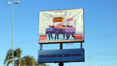 Foto de TRABALHO. Sindicato Docente mantém um totem contra Reforma Administrativa na entrada da UFSM