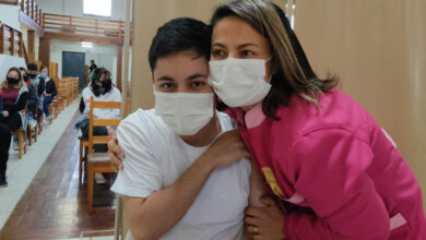 Foto de SANTIAGO. Enfermeira se emociona ao vacinar o filho, de 19 anos, com a 1ª dose contra a Covid-19