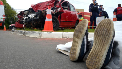 Foto de TRÂNSITO. Um corpo estendido no asfalto. E ainda dois carros destruídos e uma convincente simulação