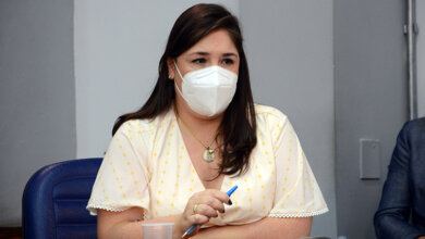 Foto de BASTIDORES. Passaporte vacinal, as máscaras de proteção facial, obra paralisada, saída de outro CC