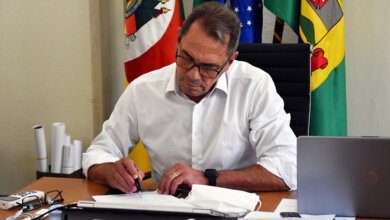 Foto de SÃO GABRIEL. Prefeito Rossano Gonçalves assina reajuste de 33,24% para os professores municipais
