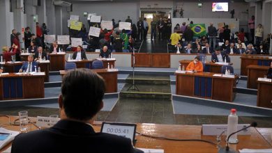 Foto de CÂMARA. Vereadores derrubam veto do prefeito ao projeto que proíbe exigência do passaporte vacinal