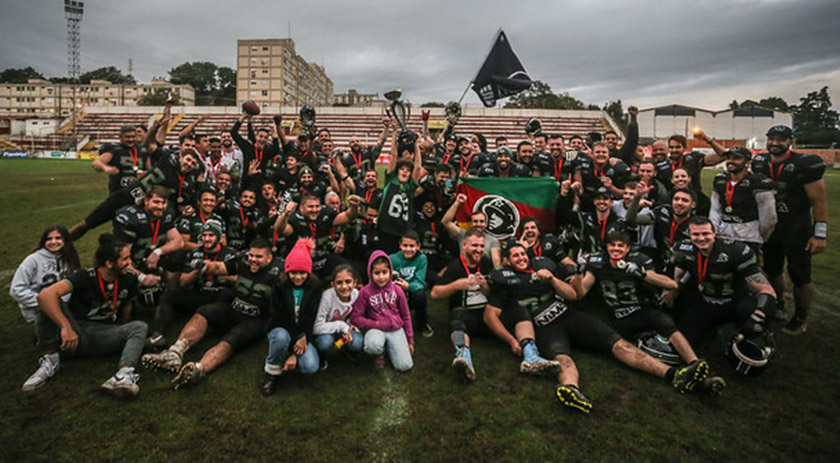 FUTEBOL AMERICANO. Vitória com sobras garante Soldiers na semifinal de  Conferência Sul da Liga BFA - Claudemir Pereira