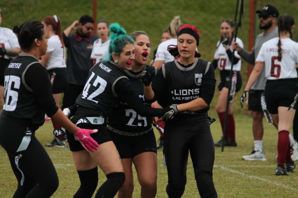 PORTO ALEGRE - RS - 18/06/2016 - FUTEBOL AMERICANO GAUCHO 2016, JUVENTUDE  FA X SANTA MARIA SOLDIERS - jogador do Juventude FA disputa lance com  jogador do Santa Maria Soldiers durante partida