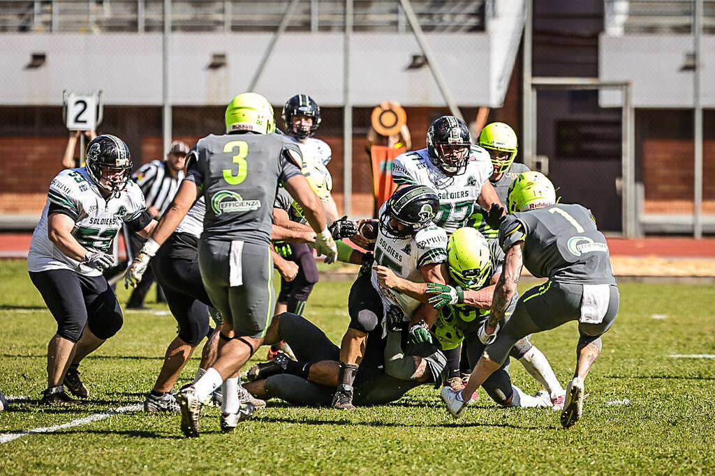 FUTEBOL AMERICANO. Vitória com sobras garante Soldiers na semifinal de  Conferência Sul da Liga BFA - Claudemir Pereira