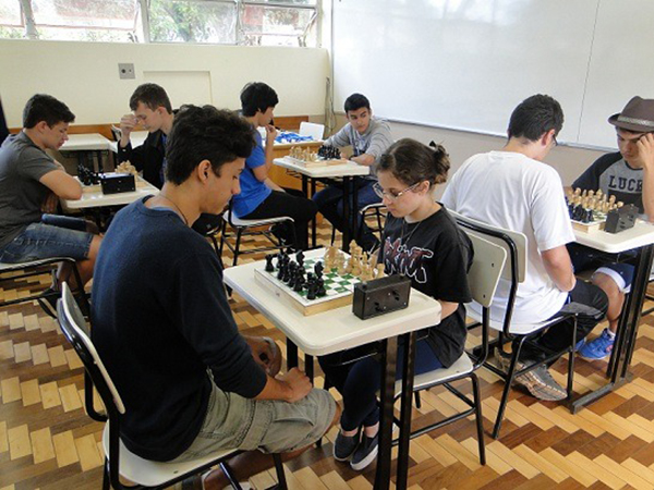 Disputas de tênis de mesa e xadrez dão início à oitava edição dos