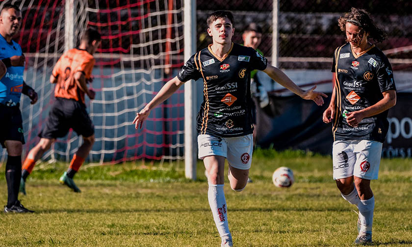 FUTEBOL. Sub-17 do Inter de Santa Maria recebe o Lajeado em 1º jogo da  grande final da “Série A2” - Claudemir Pereira